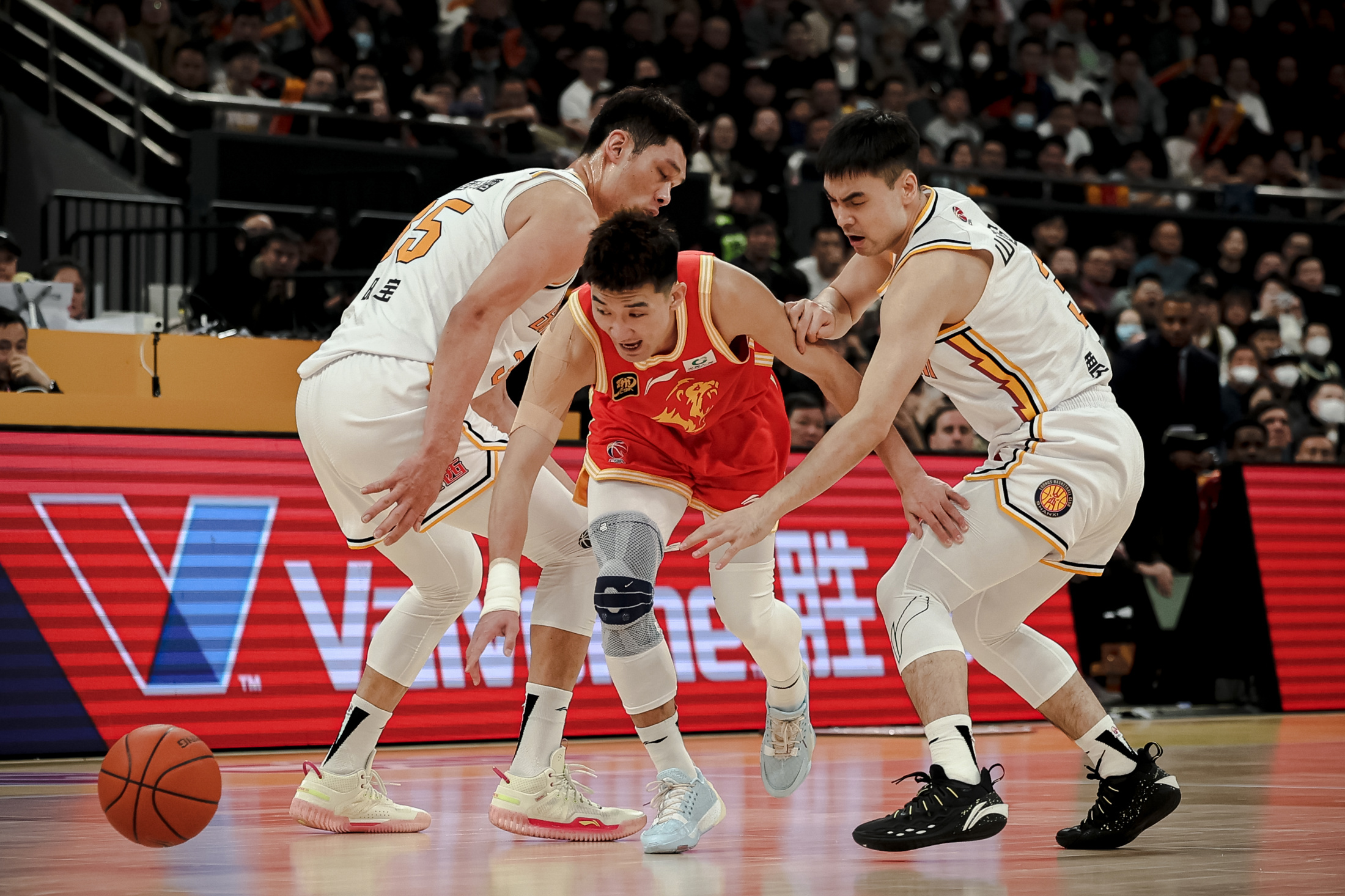 关于拜仁慕尼黑迎足总杯关键赛，集结日远射贴柱，质疑声仍在，纪律约束更严格的信息